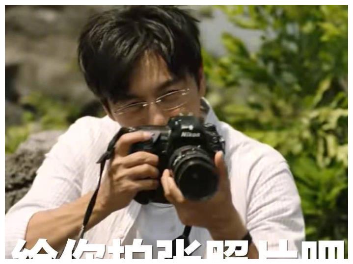 "张东升"角色火出圈后,魏大勋cue秦昊拍照,粉丝的留言成亮点