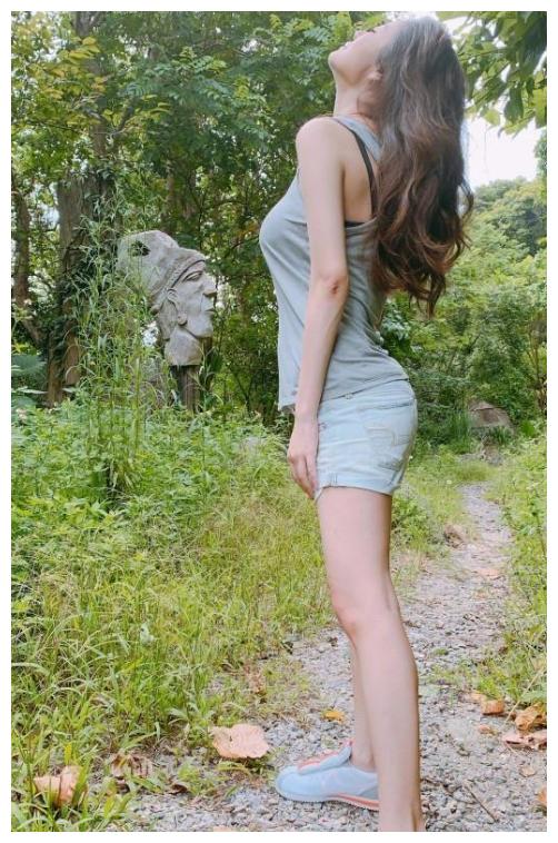 39岁的安以轩,生产后身材恢复极好,挺胸拍照身材极好