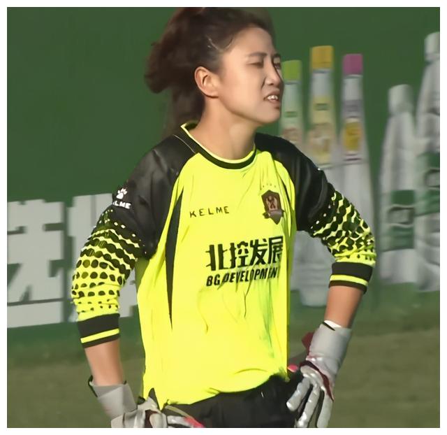 30岁女足国脚角球直接破门,全队狂欢,对手门将狼狈苦笑|韩鹏|女足