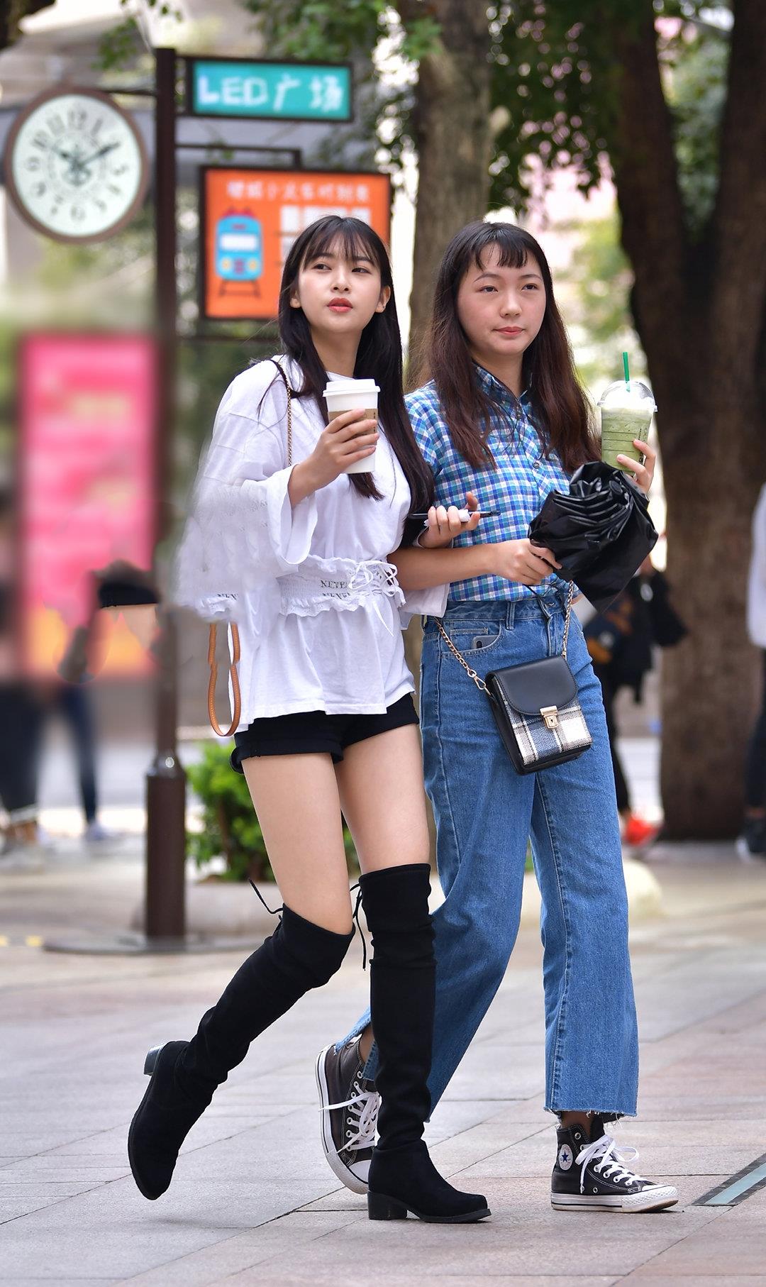 初冬时节怎样搭配最好看,黑色短裤搭配高筒靴,显得时髦又洋气