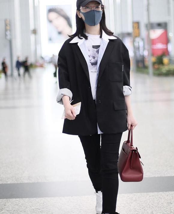 今冬流行的"西装 运动裤"也太时髦了,精致好看,矮个子也能穿