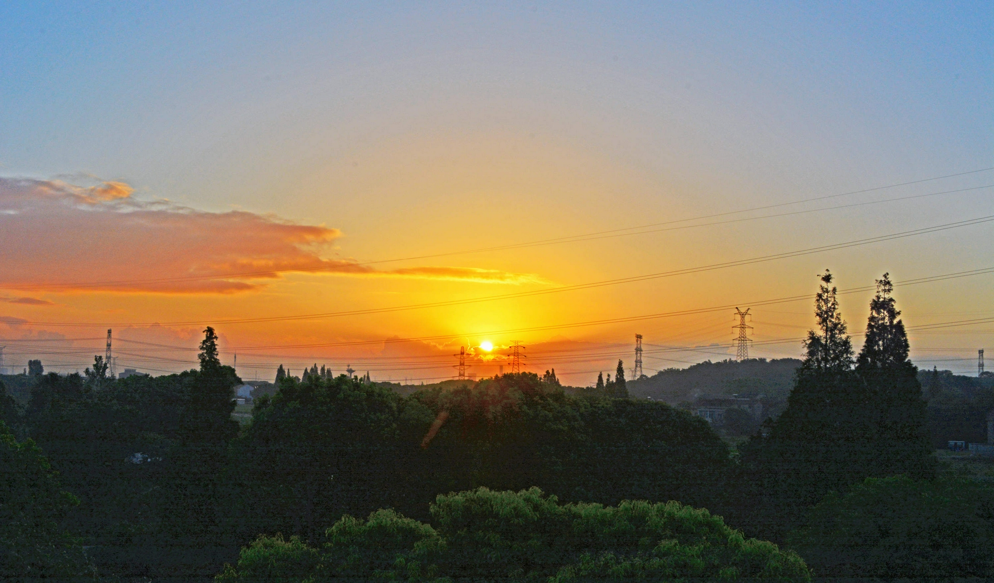 山村晨曦光照大地2021年08月04日江苏无锡斗山