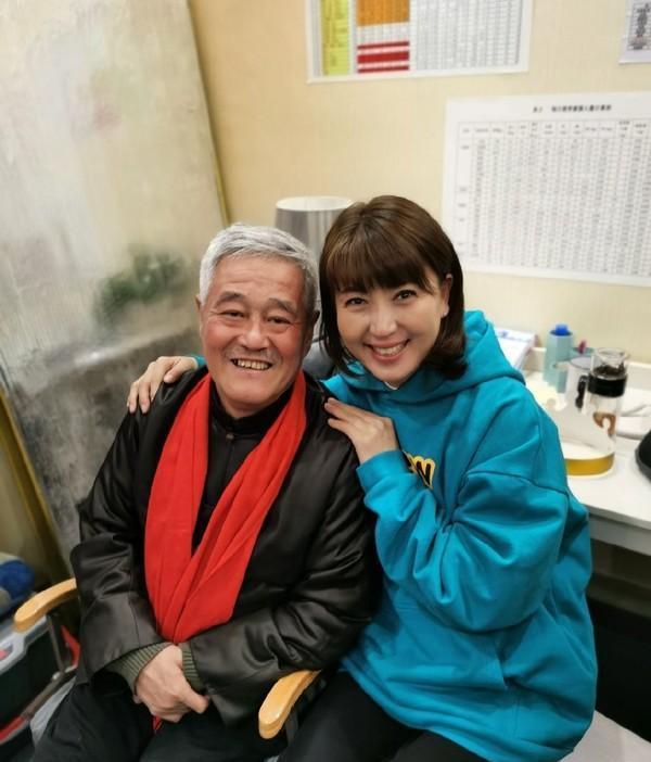 48岁闫学晶晒合影,穿卫衣配齐刘海超年轻,63岁赵本山超精神