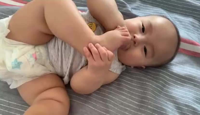 小宝宝吃脚的样子好可爱,这肉嘟嘟的模样太萌了,简直萌翻了!