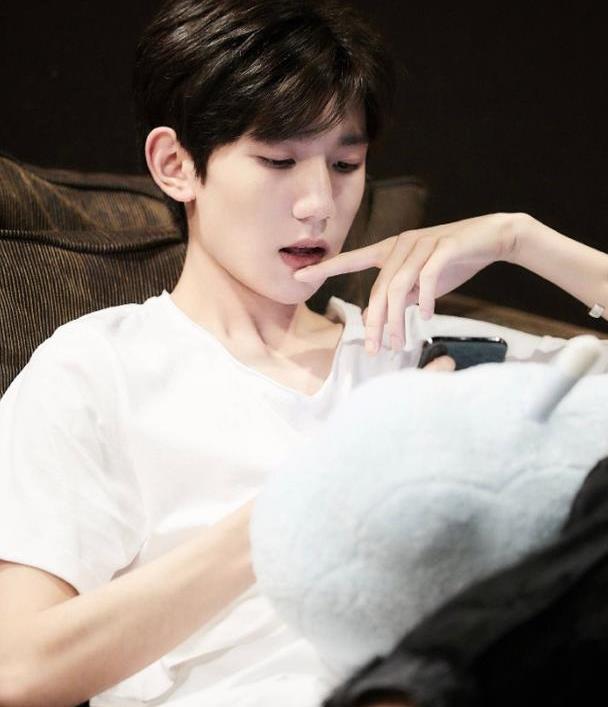 王源最新封面!白衬衫内搭t恤沐浴在阳光下,20岁状态清澈干净