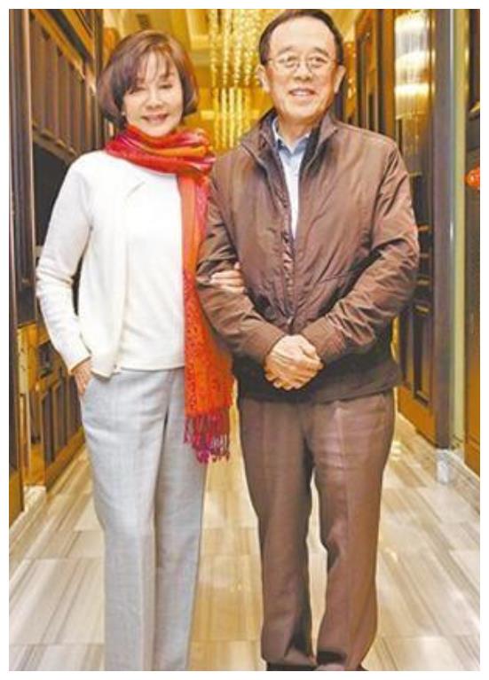 76岁老戏骨归亚蕾与丈夫金婚54年恩爱如初如今儿孙满堂很幸福