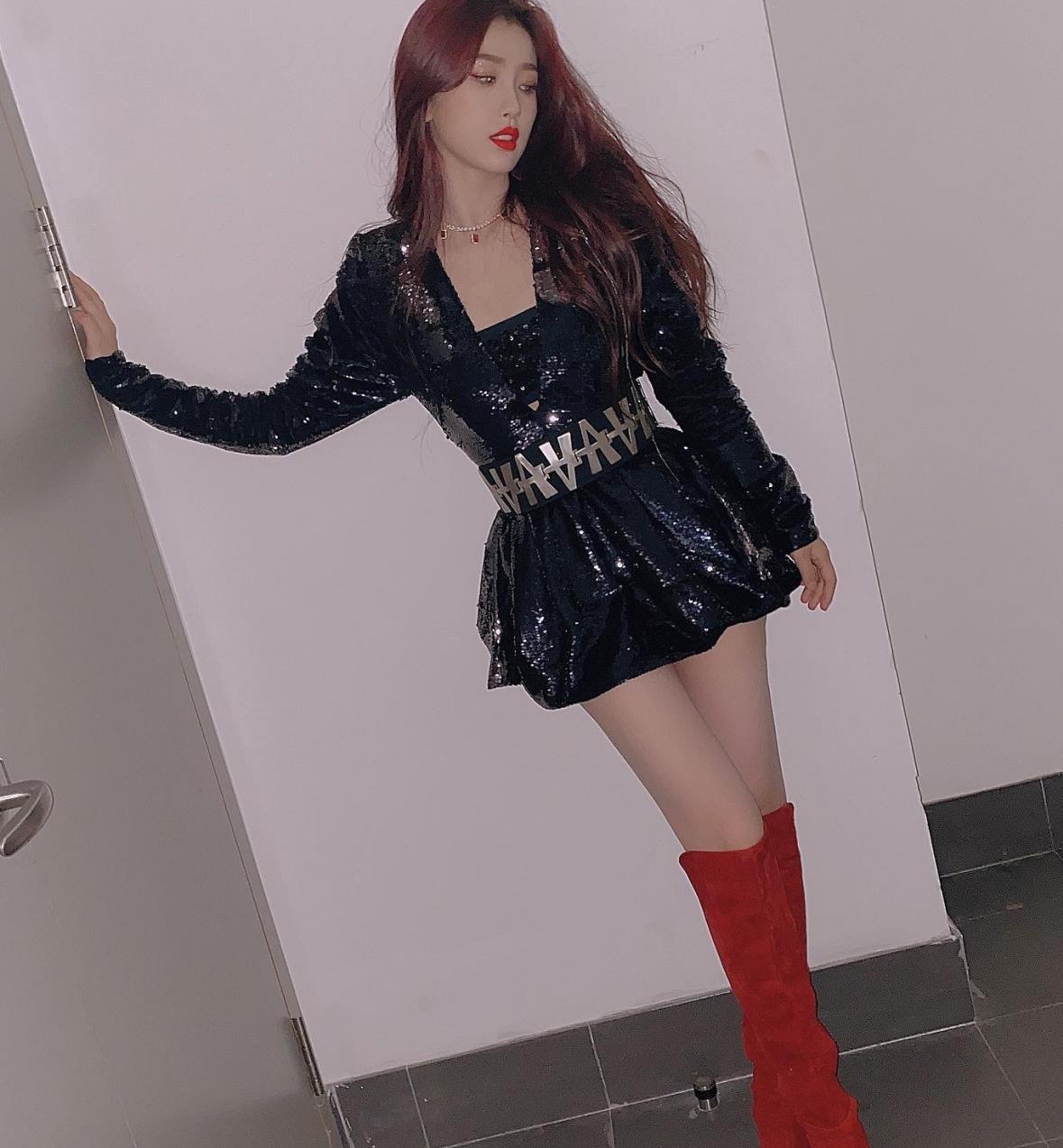 虞书欣再次美出新高度,黑色连衣裙搭配长筒靴,满满的御姐气息