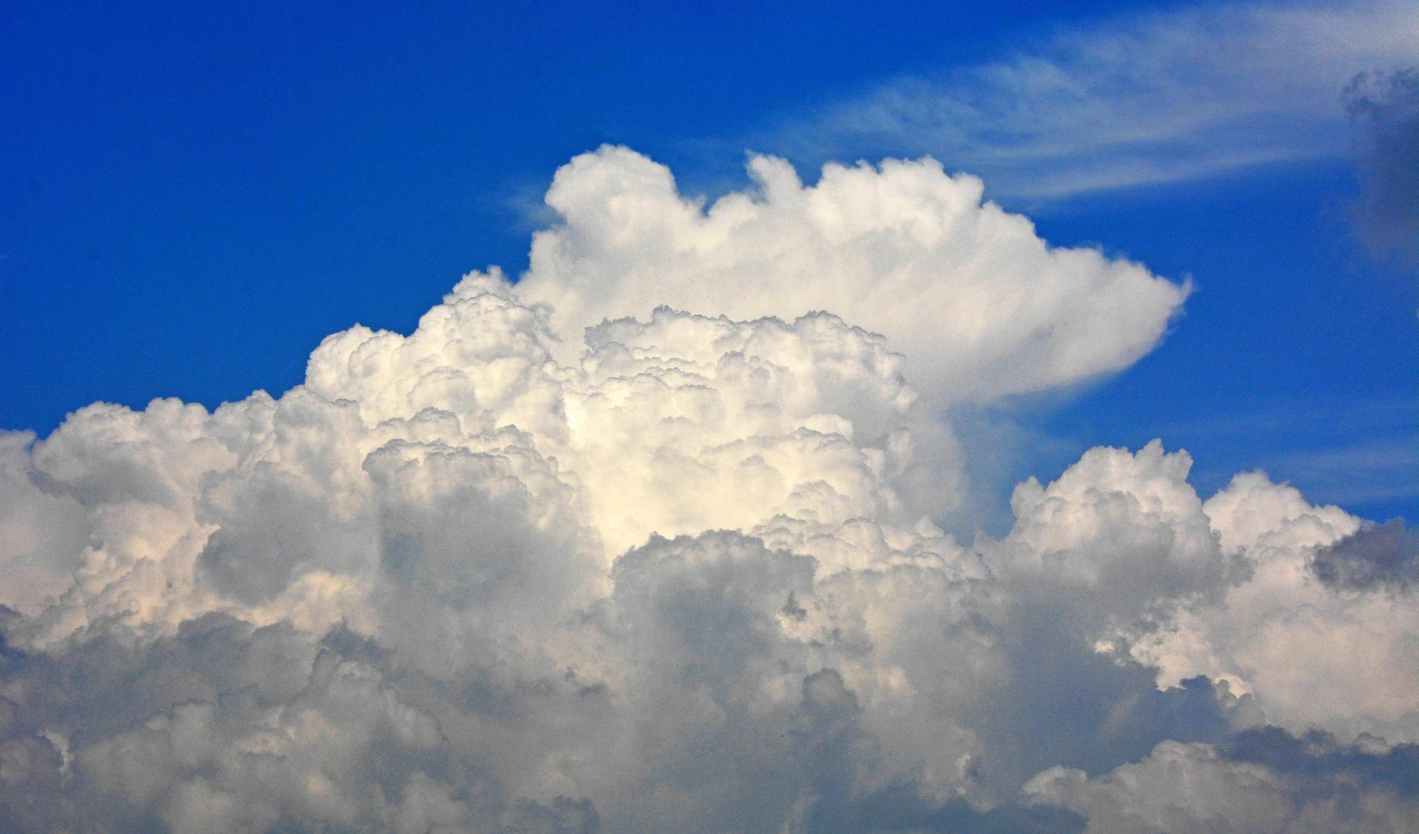 台风"巴威"外围影响,中午时分无锡斗山的天空云景.