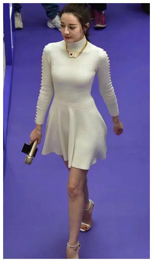 迪丽热巴真人长啥样?看了无滤镜下的身材,除了大脚骨都无可挑剔