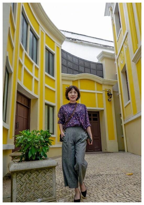 48岁主持人劳春燕生活照曝光,端庄大方被誉为"复旦才女"