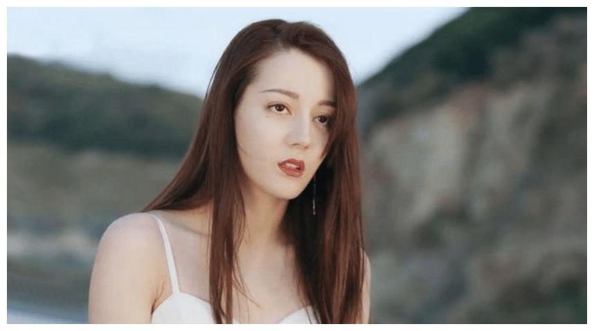 迪丽热巴高速上穿婚纱弯腰的一瞬间粉丝快捂胸口啊