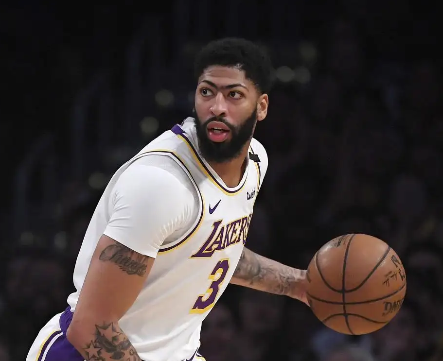 戈贝尔坐镇内线,海沃德能够补强锋线,罗齐尔在后卫线,而詹姆斯,虽然