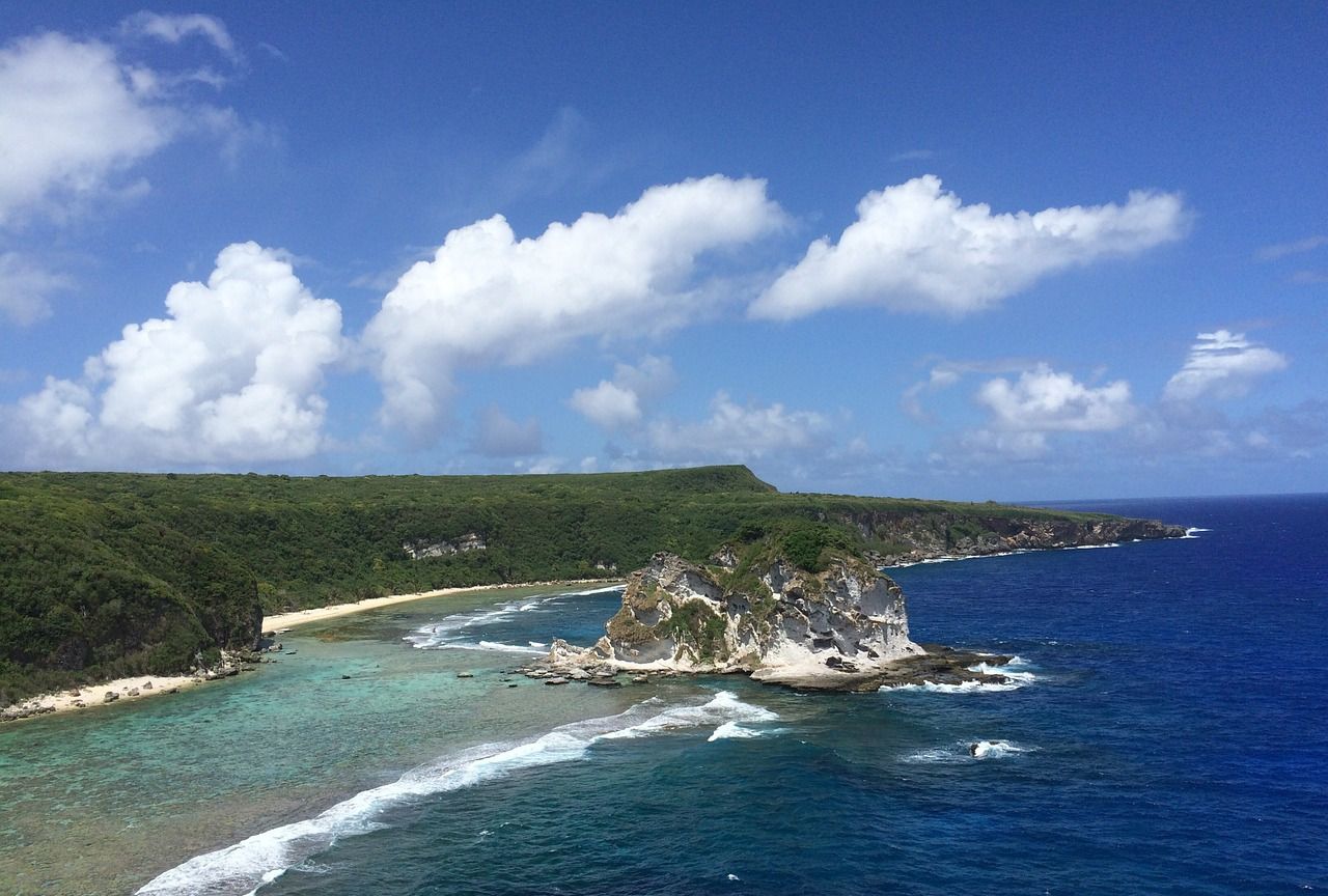 1 / 6 塞班是北马里亚纳群岛的首府,位于太平洋西岸,靠近菲律宾,是