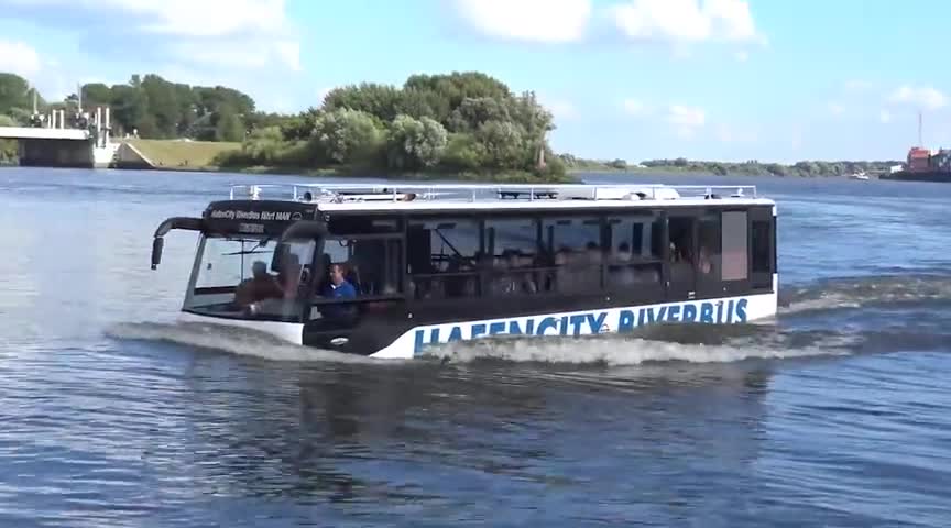 德国公交车能够水中驾驶,畅行无阻,最高时速15公里!