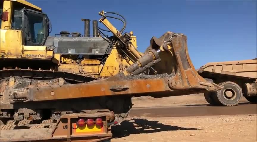 原来推土机是这样被板车拖运的