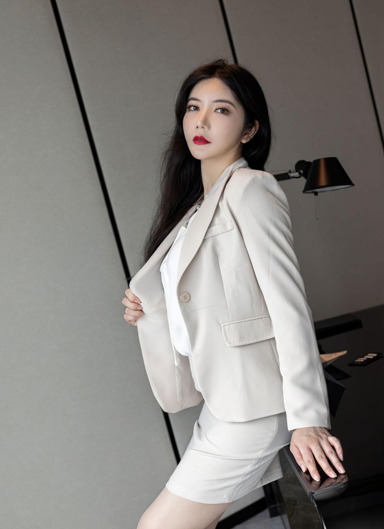 米白色的西装套装搭配黑色细跟高跟鞋彰显职业女性魅力_高清图集_新浪