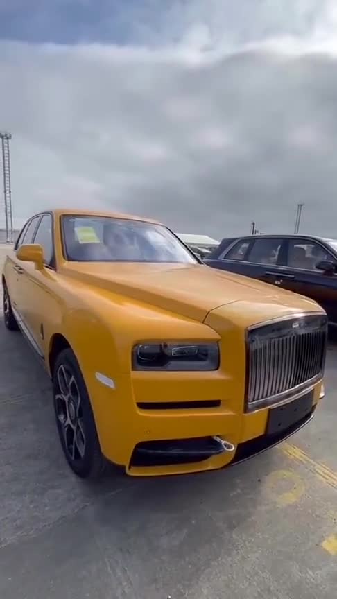 感受一下黄颜色劳斯莱斯库里南那高贵的气场