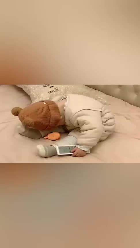 宝宝这是有多困,玩着玩着就这样睡着了,真是太搞笑了