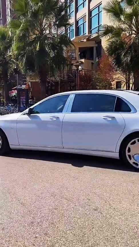 视频:白色的s级奔驰是狠人,那白色的迈巴赫s680是什么