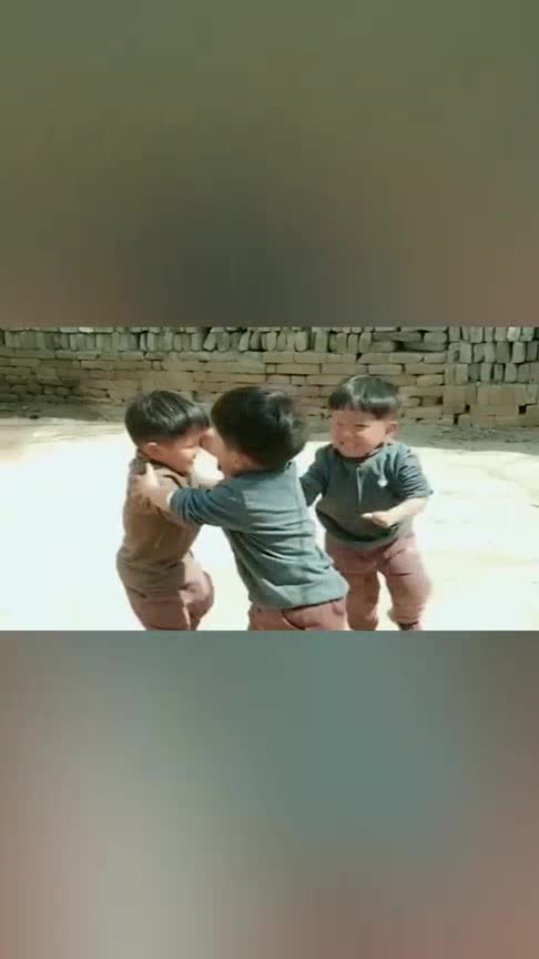 三胞胎兄弟打架两个弟弟还打不过哥哥不愧是老大