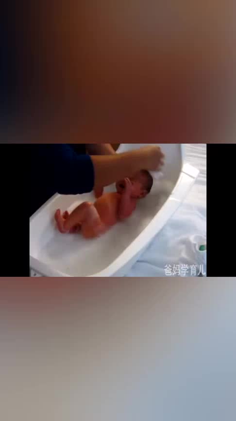 给刚出生的小宝宝洗泡泡浴宝宝被洗的好舒服肉嘟嘟小脸萌化人