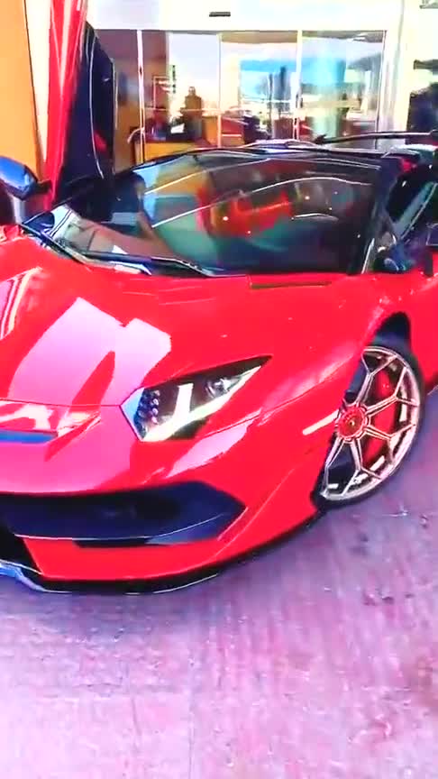 街上偶遇一辆红色的兰博基尼大牛外观看着太动感了