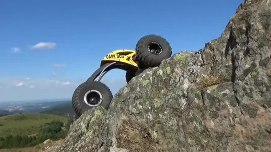 越野车实现大角度爬山,玩的就是心跳啊