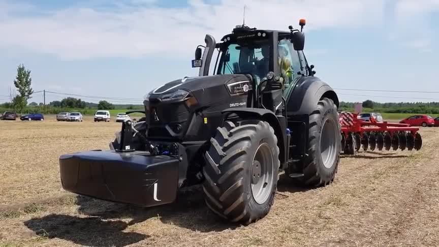 道依茨拖拉机挂重型圆盘耙,黑色涂装科技感十足,真是开眼界!