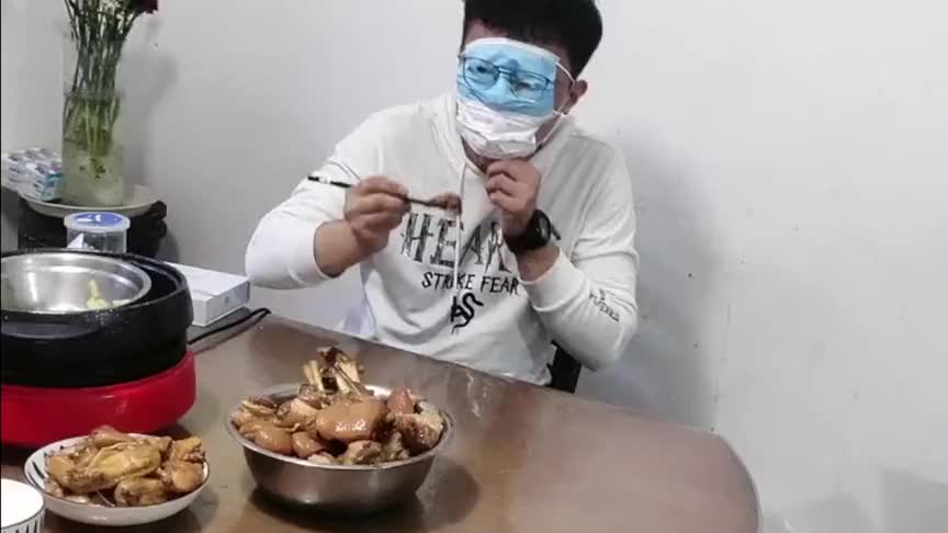 哥哥嫌弃妈妈拍照,竟然戴着口罩吃饭,第一次见