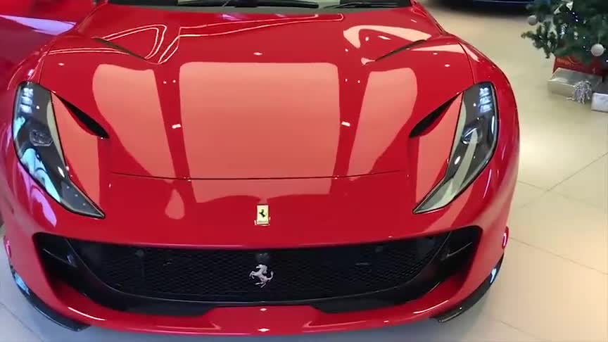 f12继承者法拉利812superfast展厅鉴赏