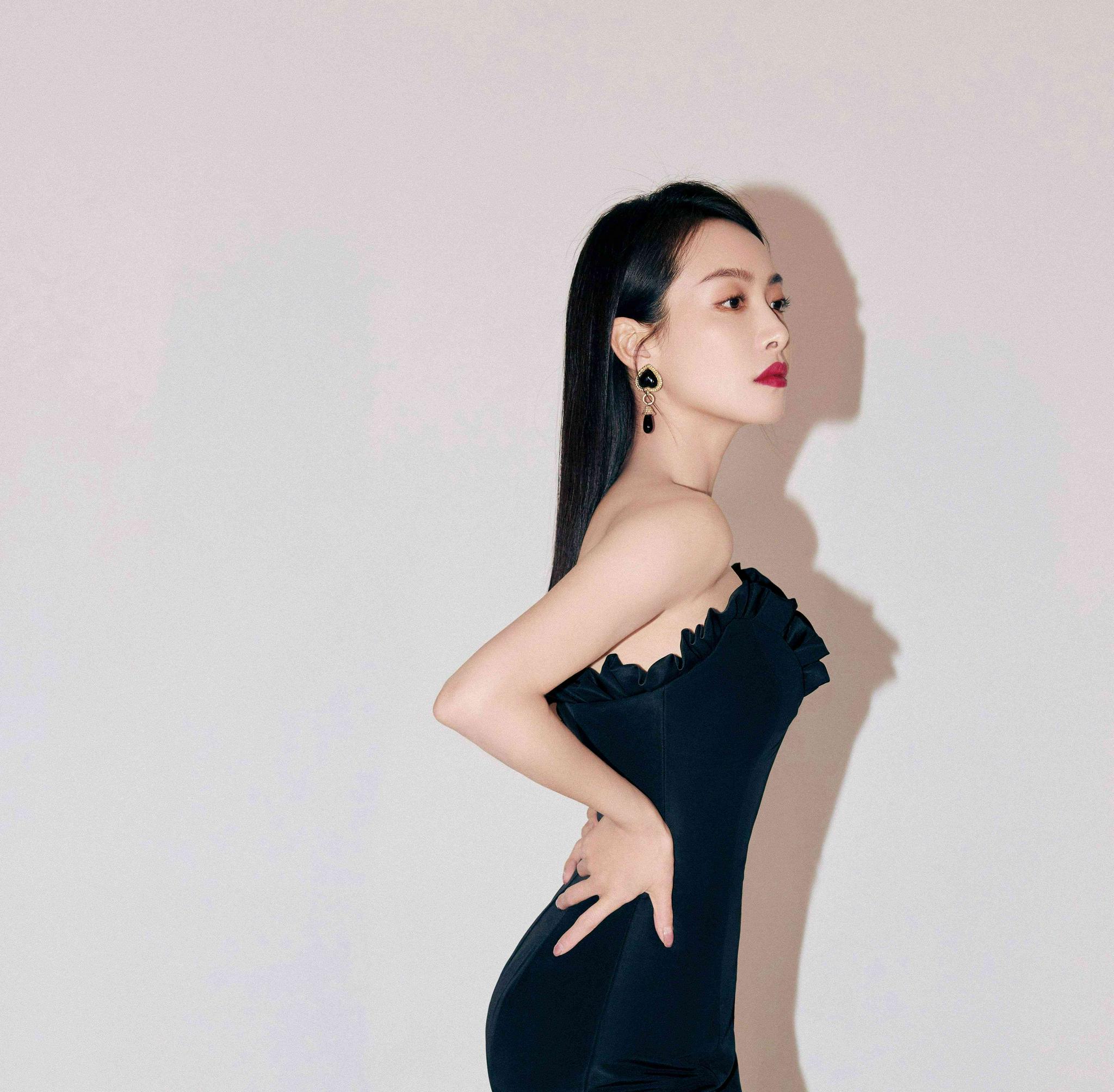 但是宋茜的很多长礼服裙造型,却是相当端庄和唯美,这也是优秀演员的