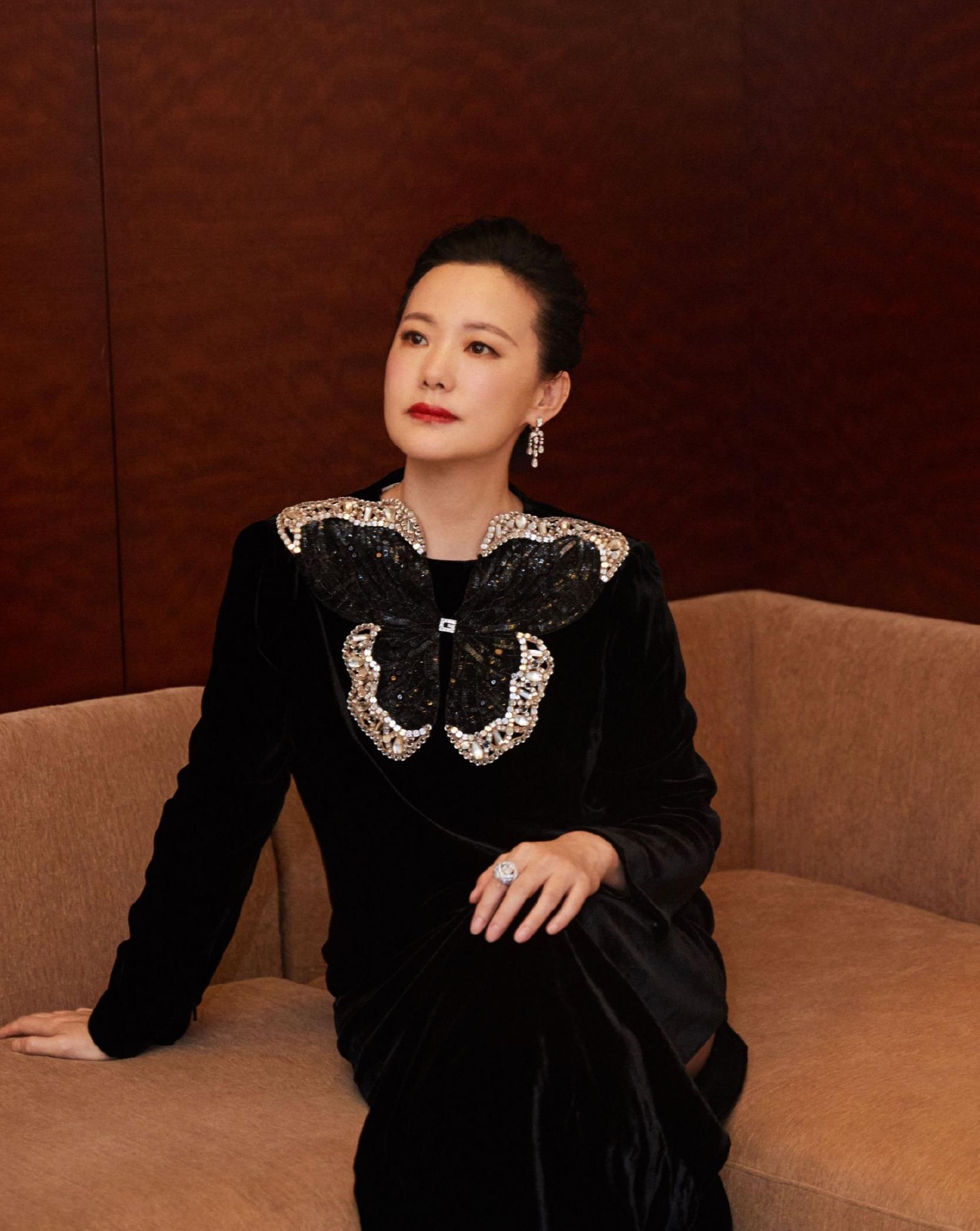 真被咏梅的气质迷住一袭雾粉色长裙长披发笑容淡雅太知性