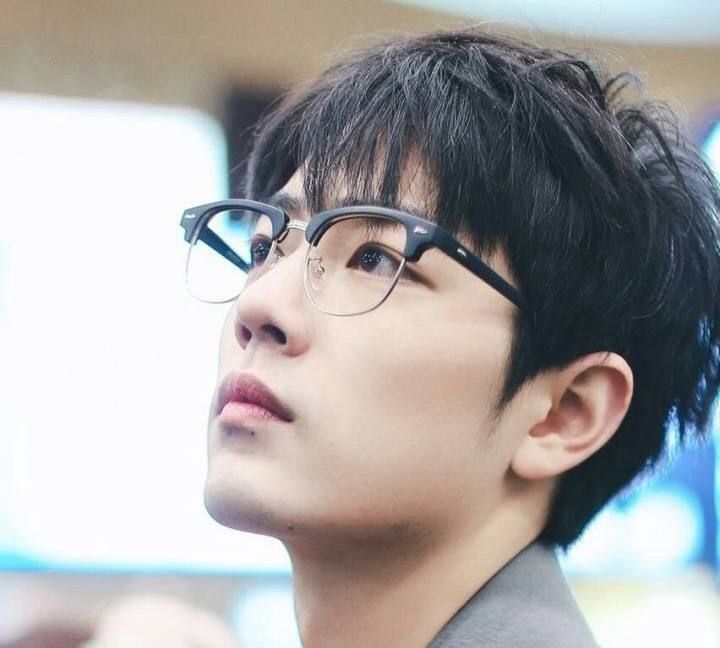 戴上眼镜的肖战,满满复古文艺风,这个样子真的太乖了!