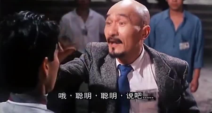 光头佬跟胖子玩俄罗斯轮盘，胖子连开五枪都没事，光头佬顿时懵了|娱乐|影视|搞笑_新浪新闻