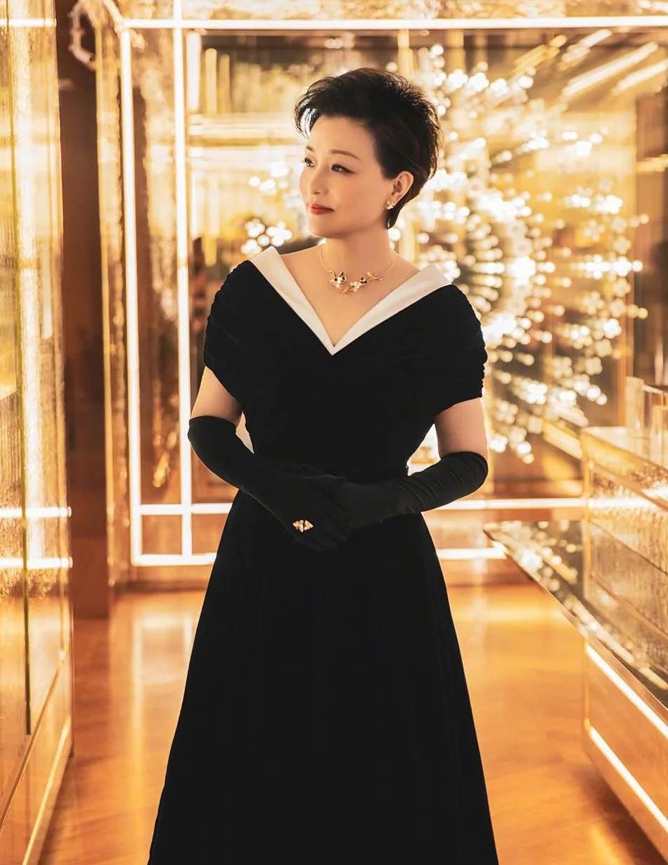 杨澜状态好得不敢信穿ol风连衣裙挑染蓝发飒爽又高级