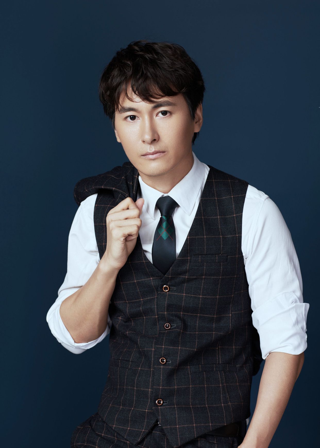 丁宇辰最新写真曝光,尽显男人魅力