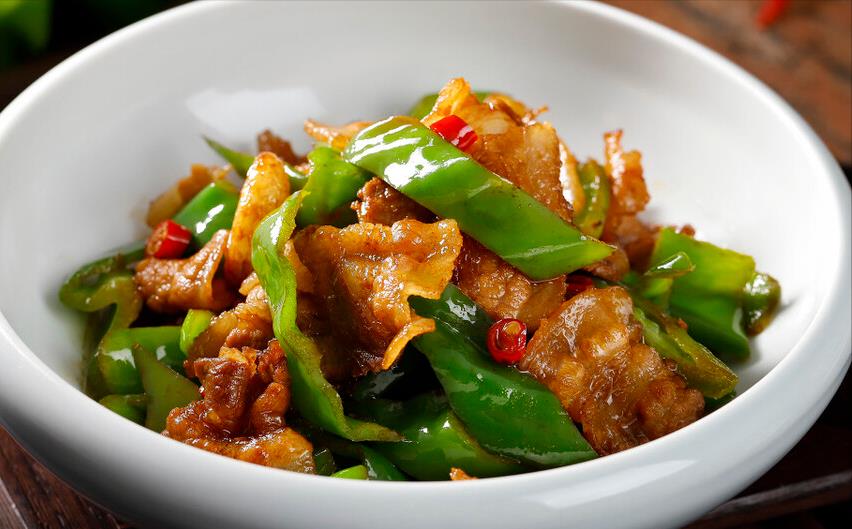 正宗辣椒炒肉先炒辣椒还是肉记住正确顺序辣椒入味肉片焦香