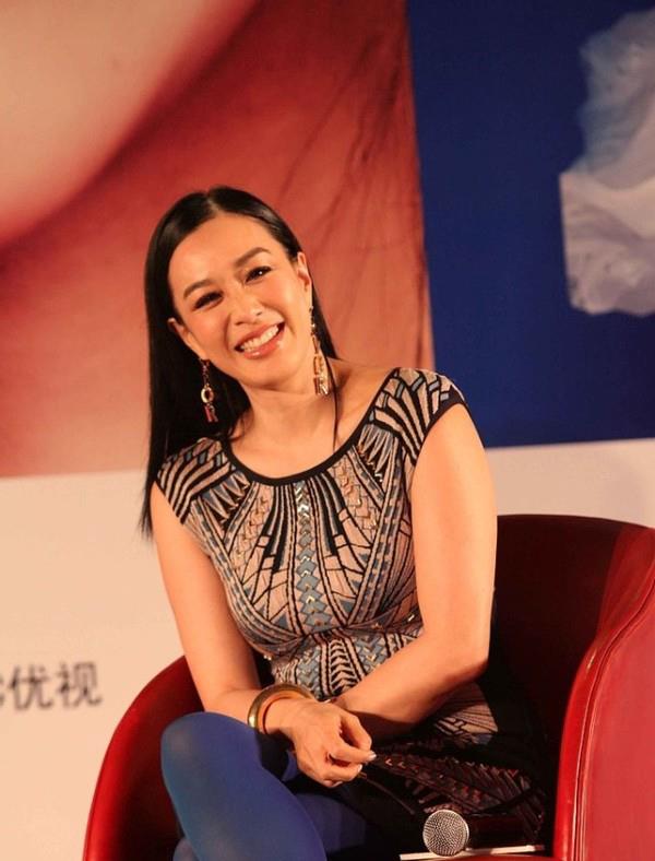 钟丽缇肉感身材还挺有看头的坐下的时候肚子突出有点显壮