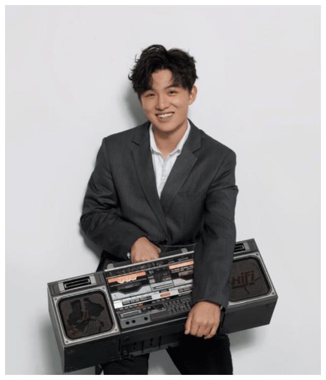 演了47部戏没红,连易烊千玺都带不动他,今20岁却帅到不敢认