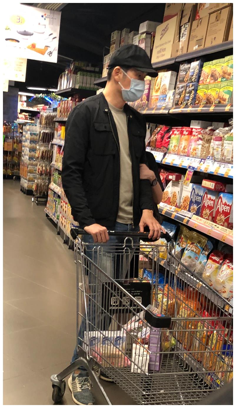 袁文杰化身暖男陪冻龄女友超市拍拖