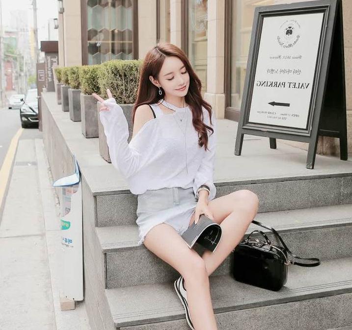 小姐姐身穿白色t恤搭牛仔短裙,纯色的搭配,青春清纯靓丽