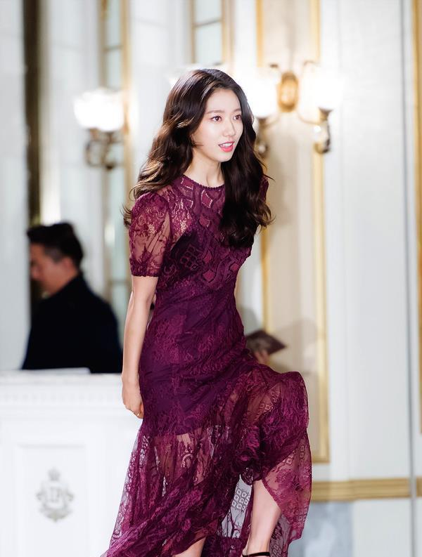 朴信惠紫色透纱裙宛若童话故事里的公主,打造若影若现的神秘感