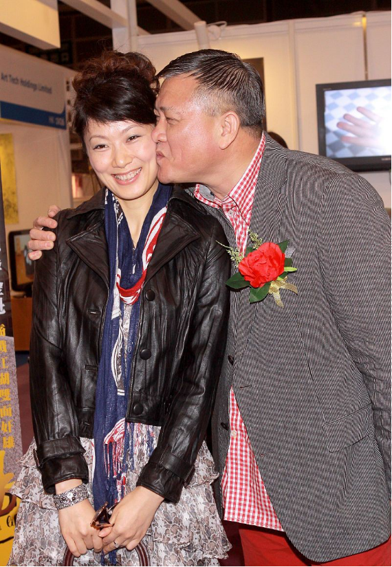 万梓良郭明黎夫妇挺恩爱,两人站一起时挺腻歪,穿衣风格却不相似