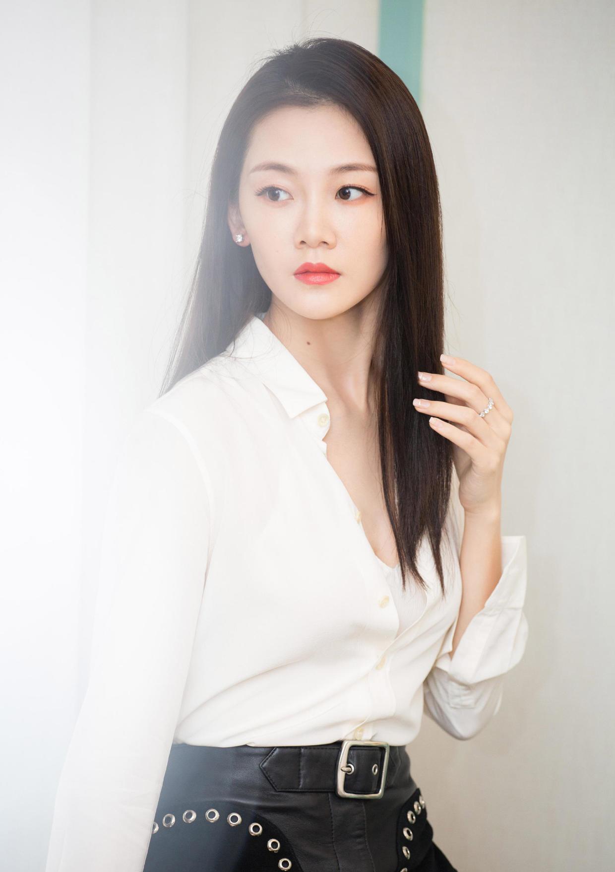 苗苗把白衬衫精髓穿出来了,搭配皮质a字裙高挑纤瘦,优雅大气