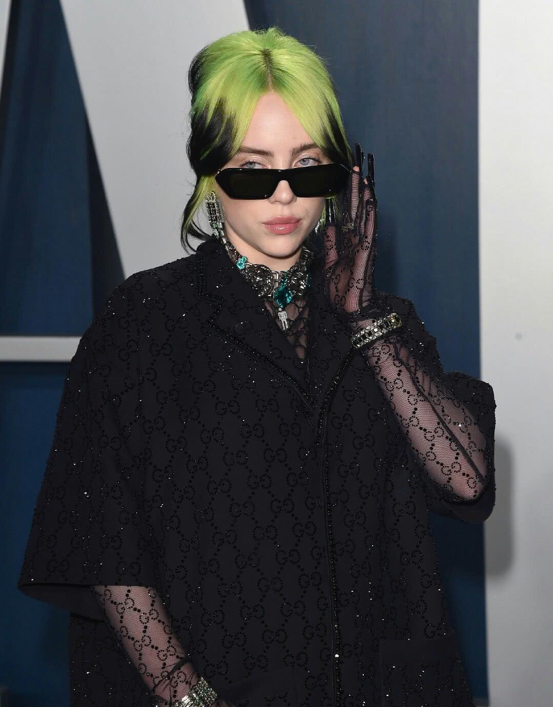 碧梨最新活动照,身穿黑色格网格西服套装现身,网友:模仿不来_高清图集