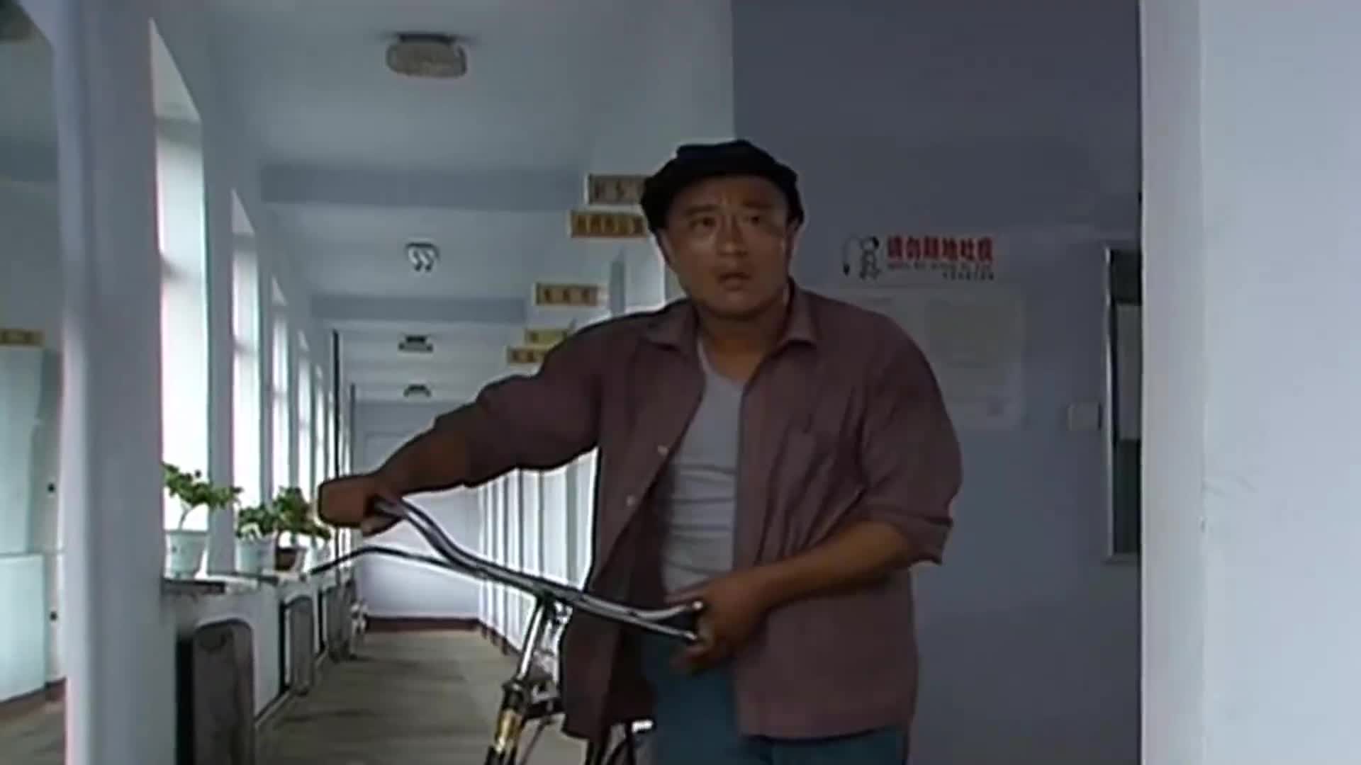 赵四也真是搞笑,自行车没有锁害怕被偷,直接把车抗肩膀上