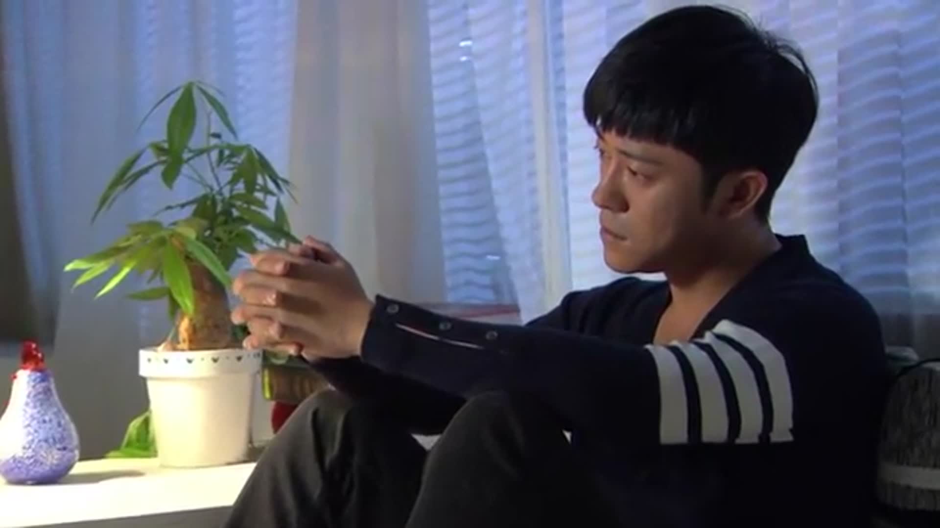 青春无季李健明看着一颗柠檬想起之前的往事独自伤感