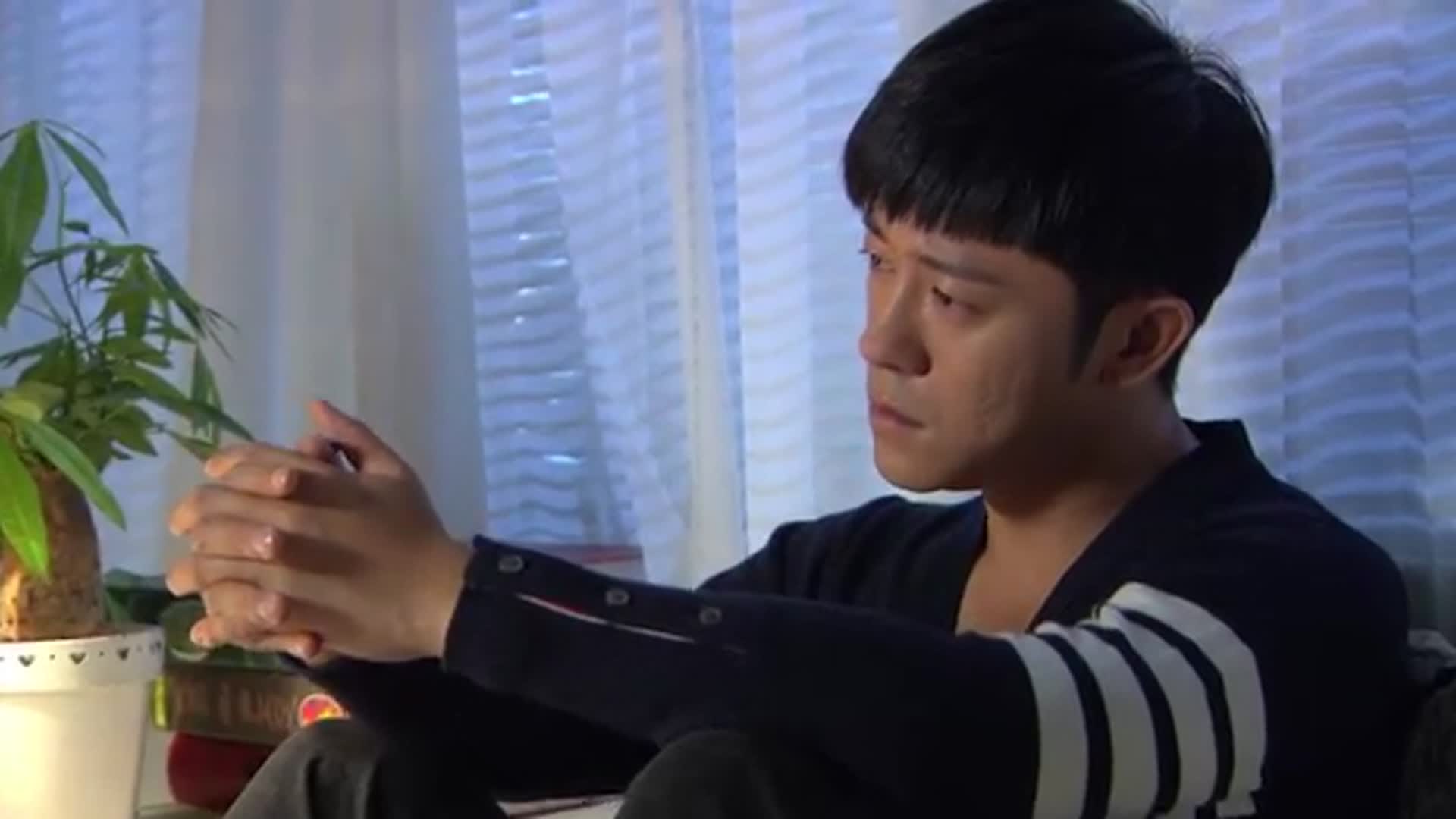 青春无季李健明看着一颗柠檬想起之前的往事独自伤感