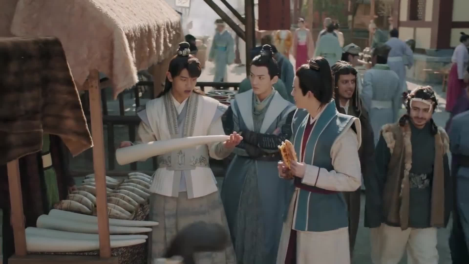 唐砖云烨来黑市带着程处默到处逛生活很惬意啊