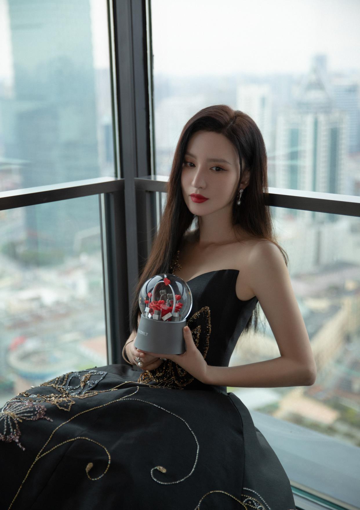 张萌真是天生的魅力女神,穿搭黑色抹胸紧身裙,40岁依旧不显老_高清